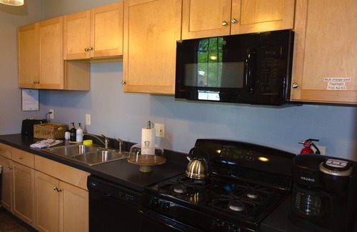 Bloomington House | Cozy-Hoosier themed bungalow-Walk to best city parks and Downtown.