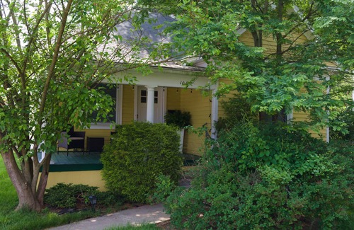 Bloomington House | Cozy-Hoosier themed bungalow-Walk to best city parks and Downtown.