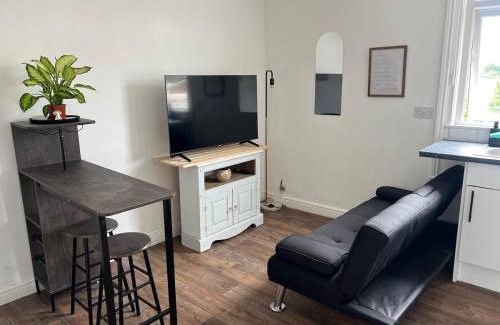 Leeds Apartment | Cozy hotel-style city apartment with free parking