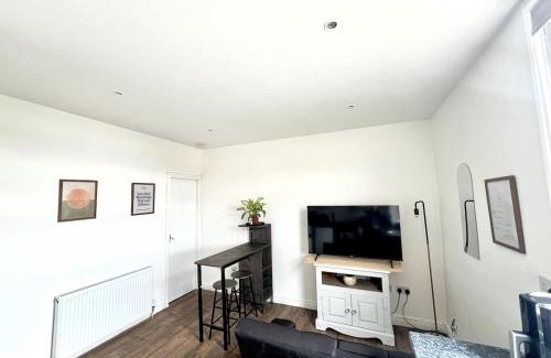 Leeds Apartment | Cozy hotel-style city apartment with free parking