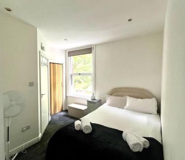 Leeds Apartment | Cozy hotel-style city apartment with free parking