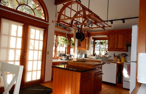 Lynn Valley House | Cozy House in Lynn Valley, North Van close to Nature and Tourist Attractions!