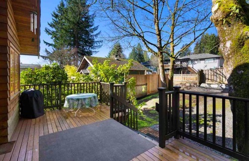 Lynn Valley House | Cozy House in Lynn Valley, North Van close to Nature and Tourist Attractions!