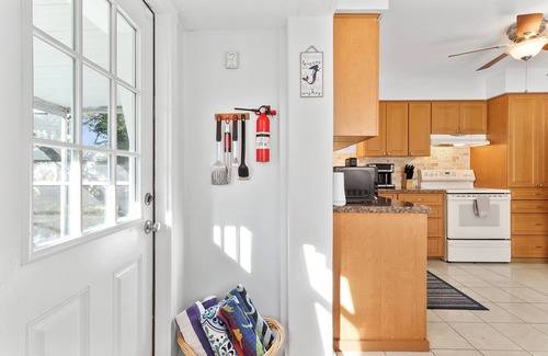 South Pinellas Community Council House | Cozy House Minutes From Gulf Beaches and Shopping! Heated Pool In Paradise!