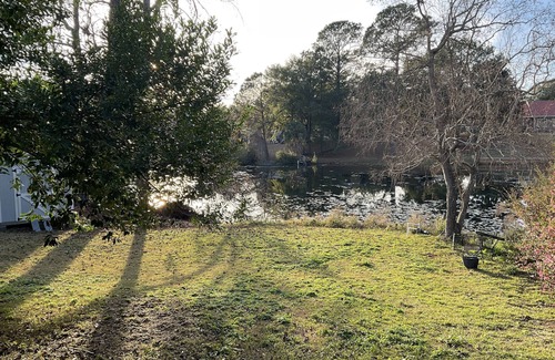 Niceville House | Cozy house on a pond, centrally located