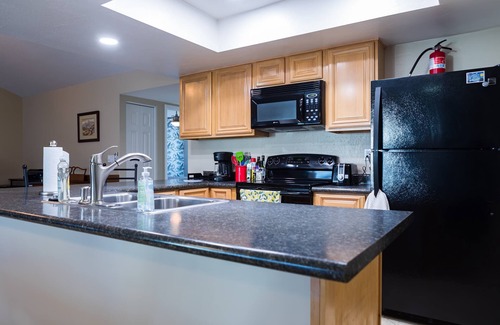 Tempe House | Cozy House, Pool, Spa, Tennis & Pickleball Courts