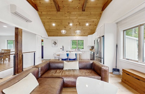 Mount Holly House | Cozy house w/mountain views, hot tub, woodstove, balcony, bbq, central a/c