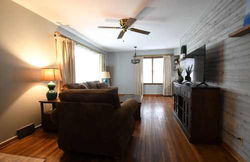 Lake Geneva House | Cozy House,Walk to Downtown, Pets Welcome!