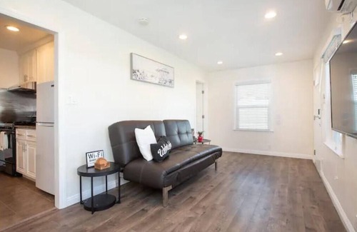 El Monte House | Cozy House with Self Check-in and Free Gated Parking Near Downtown Los Angeles