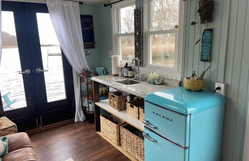 Old Lyme Boat Rental | Cozy houseboat escape surrounded by breath taking views across from Rocky Neck!