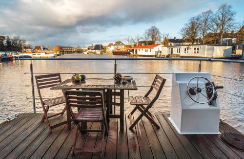 Zwartsluis Apartment | Cozy houseboat near Giethoorn