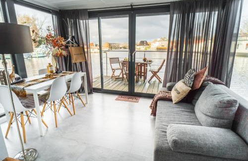 Zwartsluis Apartment | Cozy houseboat near Giethoorn