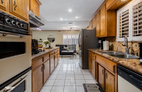 Greenacres House | Cozy Hygge Home 3 Bedroom 2 Bath with Pool & 2 King Beds