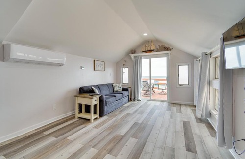 East Irondequoit House | Cozy Irondequoit Home on Lake Ontario!