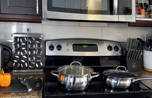 Northwest Calgary House | Cozy King Bed &Breakfast 4beds *AC* near Winsport