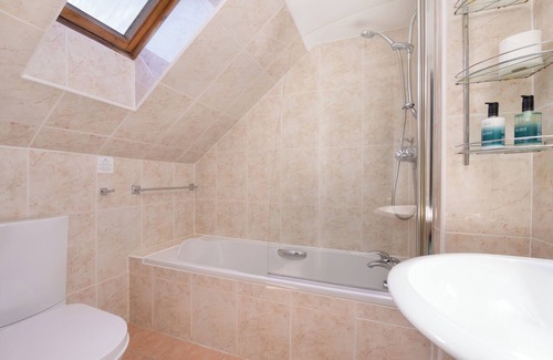 Ballater Hotel | Cozy King Room with Ensuite in Royal Deeside with Mountain View