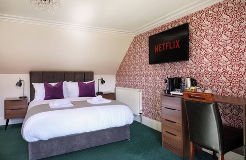 Ballater Hotel | Cozy King Room with Ensuite in Royal Deeside with Mountain View
