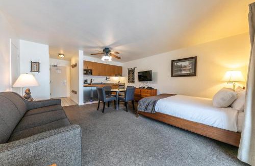 Truckee House | Cozy King Studio w/Lake View #145 at Donner Lake Village