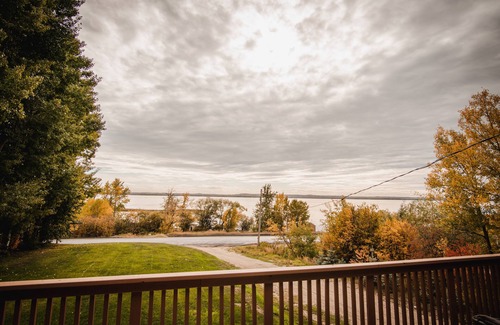 Parkland County Cottage | Cozy lake Cottage