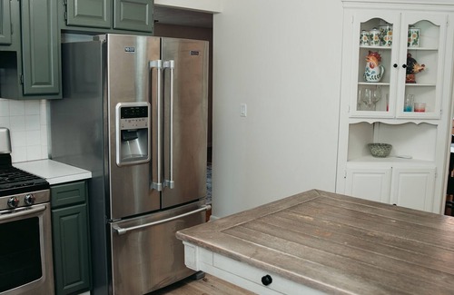 Vermilion House | Cozy lake cottage with table games