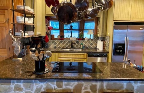 Alba House | Cozy Lake Fork Cabin~private boat ramp, open-air dock & lift, fire pit