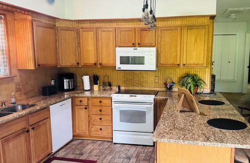 Tool House | Cozy lake house getaway on Cedar creek lake hidden gem!