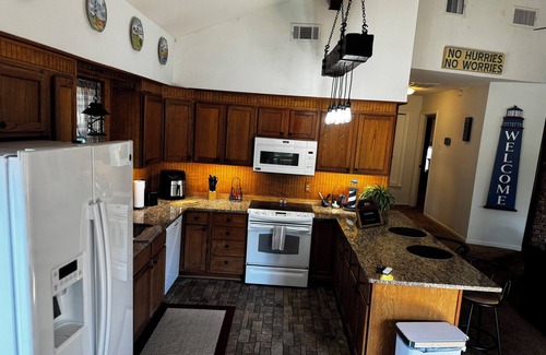 Tool House | Cozy lake house getaway on Cedar creek lake hidden gem!