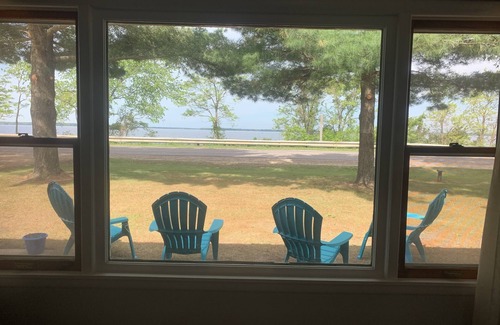 Friendship House | Cozy Lake View Getaway