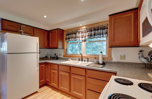 Mercer Cabin | Cozy Lakefront Cabin w/Indoor Gas Fireplace!