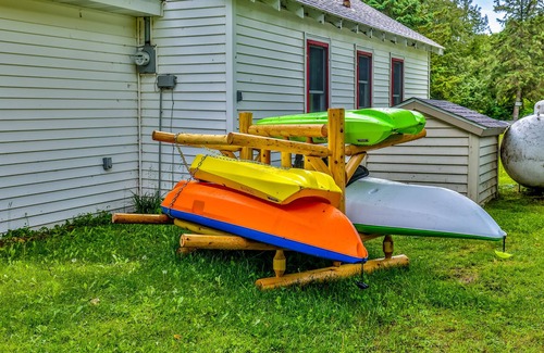 Phelps Cabin | Cozy lakefront cabin with kayaks, community pier, WiFi & quiet location