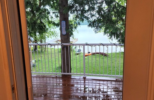 Georgian Bluffs House | Cozy lakefront cottage w/hottub for all your family relax.