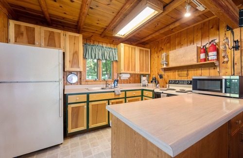 Lake Ann Cabin | 🦝 Cozy Lakeside 3BDR Moose Lodge @ Lake Ann