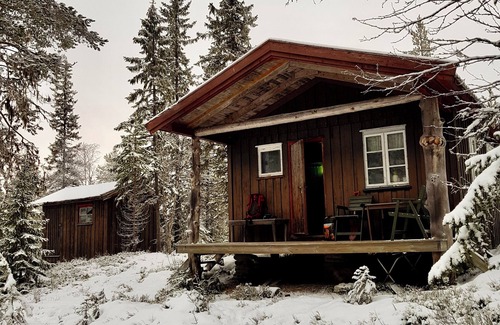 Snasa Cabin | Cozy Lakeside Cottage - in the middle of the forest
