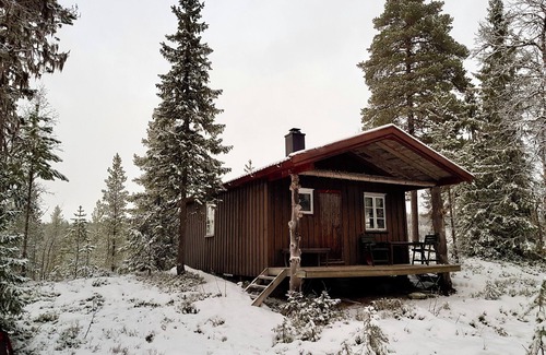 Snasa Cabin | Cozy Lakeside Cottage - in the middle of the forest