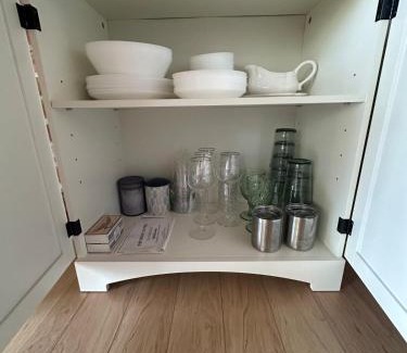 Windermere House | Cozy lakeside Cottage on 3 Mile Lake with Wifi