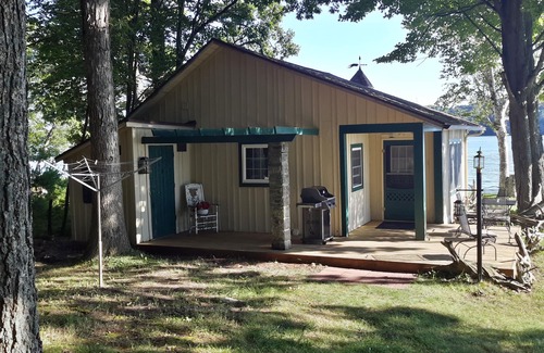 Free Soil Cottage | Cozy Lakeside Cottage, North Shore, Upper Hamlin 40 ft from waters edge