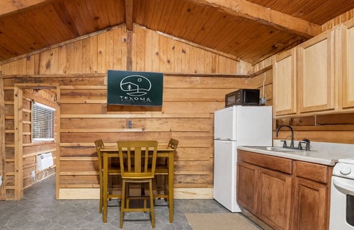 Madill Hotel | Cozy Lakeside Suite- 2BR hotel room by the lake- Texoma Shores Resort