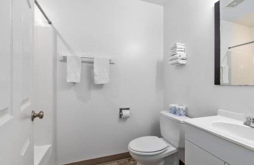 Lake City Hotel | Cozy Lakeview suite with Kitchenette