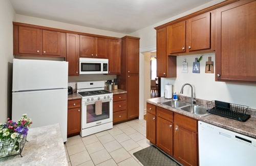 Waukegan House | Cozy, Large Home with 6 Bedrooms Near Naval Base!