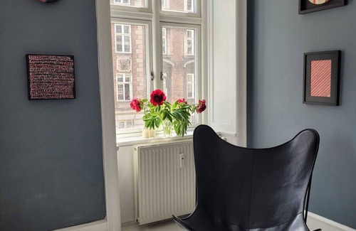 København V Condo | Cozy living room, spacious kitchen apartment, renovated bathroom - central cph.