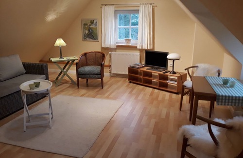 Modlich Apartment | Cozy living under thatch