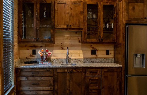 Simms Cabin | Cozy Lodge at Ward Creek Ranch close to interstate and wedding venues.