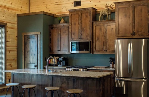Simms Cabin | Cozy Lodge at Ward Creek Ranch close to interstate and wedding venues.