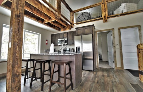 Deadwood House | Cozy lodge next to Terry Peak Ski area with Hot Tub!