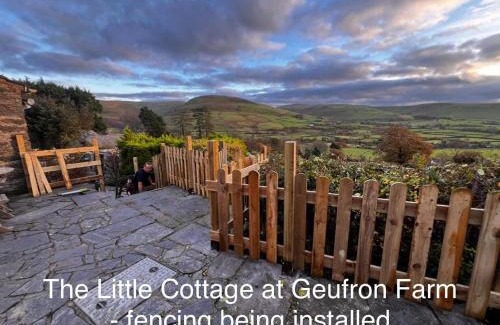 Bryn-crug House | Cozy Log Burner Cottage & On-Site Dog Field