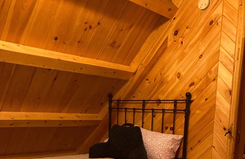 Phippsburg Cabin | Cozy log cabin! Enjoy Vacationland at its very best. Beaches, waterfall & trees