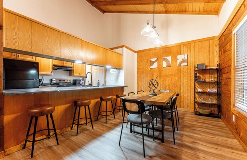 Heber Springs Cabin | Cozy Log Cabin Retreat - Minutes from fly fishing!