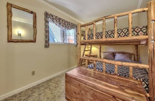 Pioneer Trail House | Cozy Log Cabin -near trails, Lake & Ski Resort