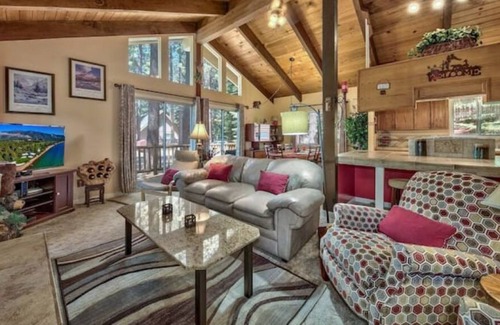 Pioneer Trail House | Cozy Log Cabin -near trails, Lake & Ski Resort