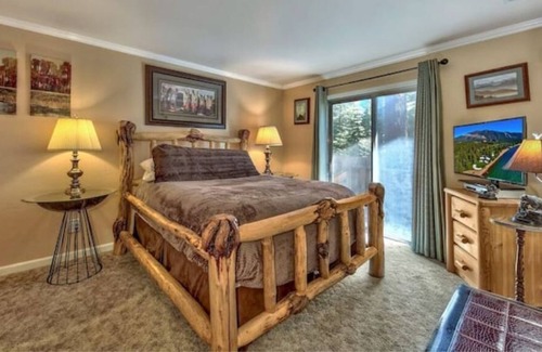 Pioneer Trail House | Cozy Log Cabin -near trails, Lake & Ski Resort